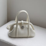 Sac à main à bandoulière en cuir de grain supérieur en forme de coquillage avec fermeture verrouillée pour femmes