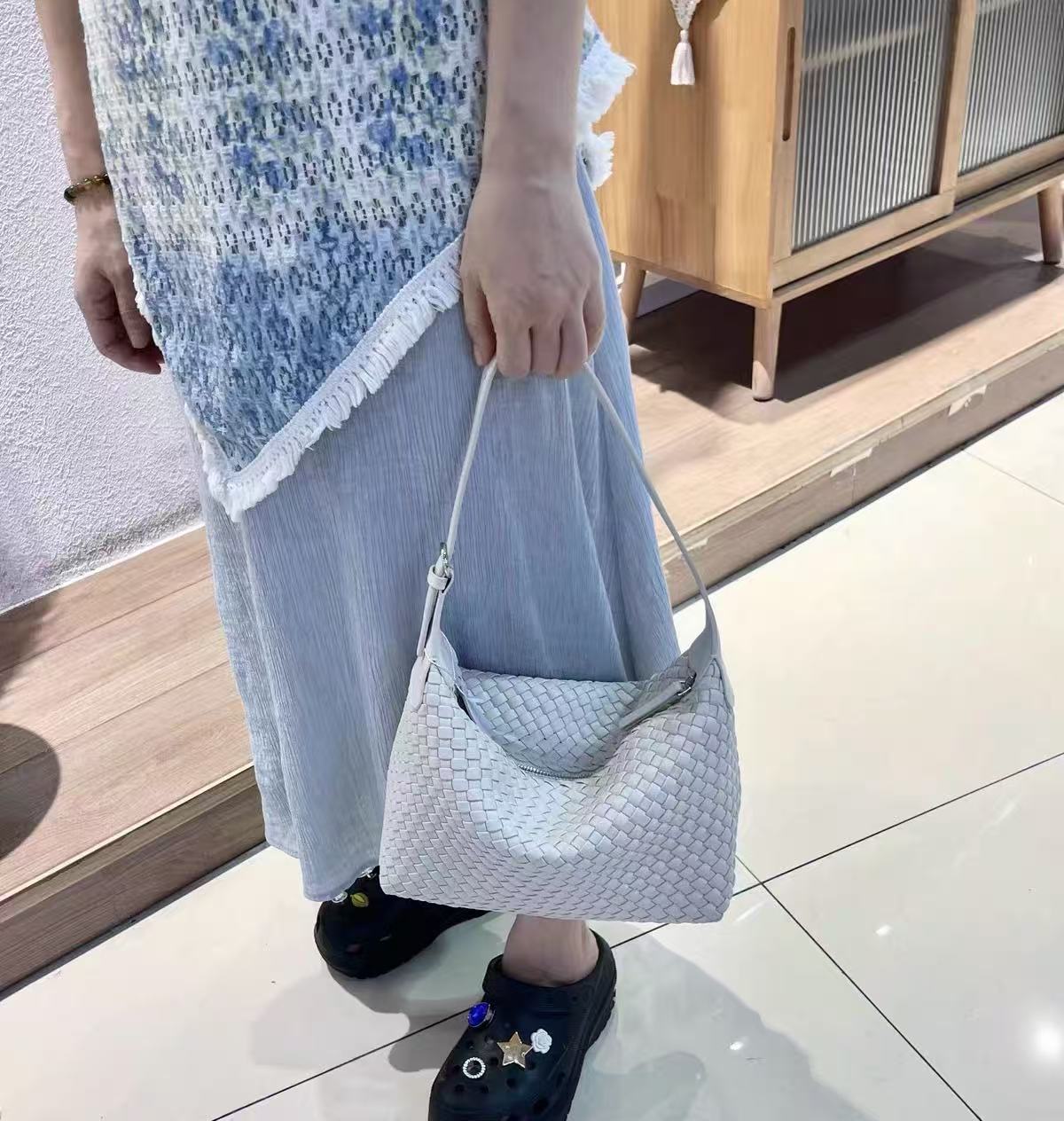 Sac hobo à bandoulière en cuir de vache tissé avec fermeture à glissière pour femmes photo review