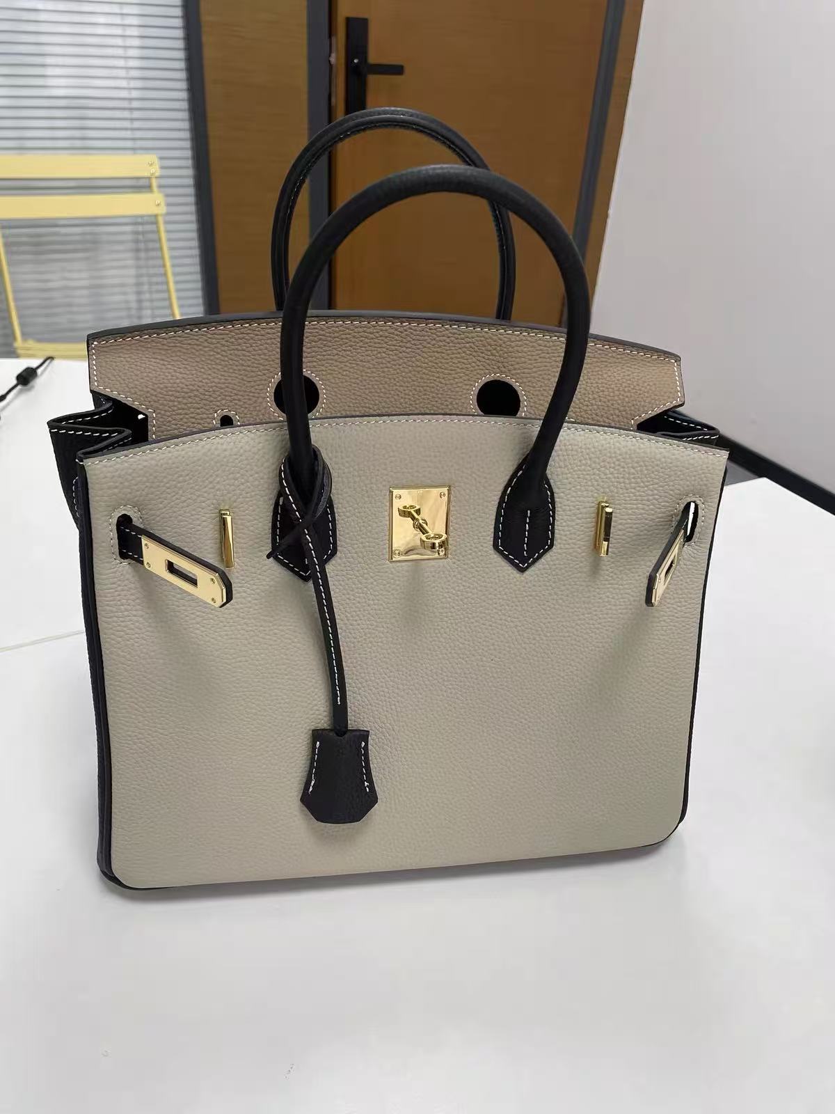 Damen Vollnarbenleder Color-Block Gold Lock Closure Henkeltasche mit Schlüssel & Schloss und Schlüsselriemen photo review