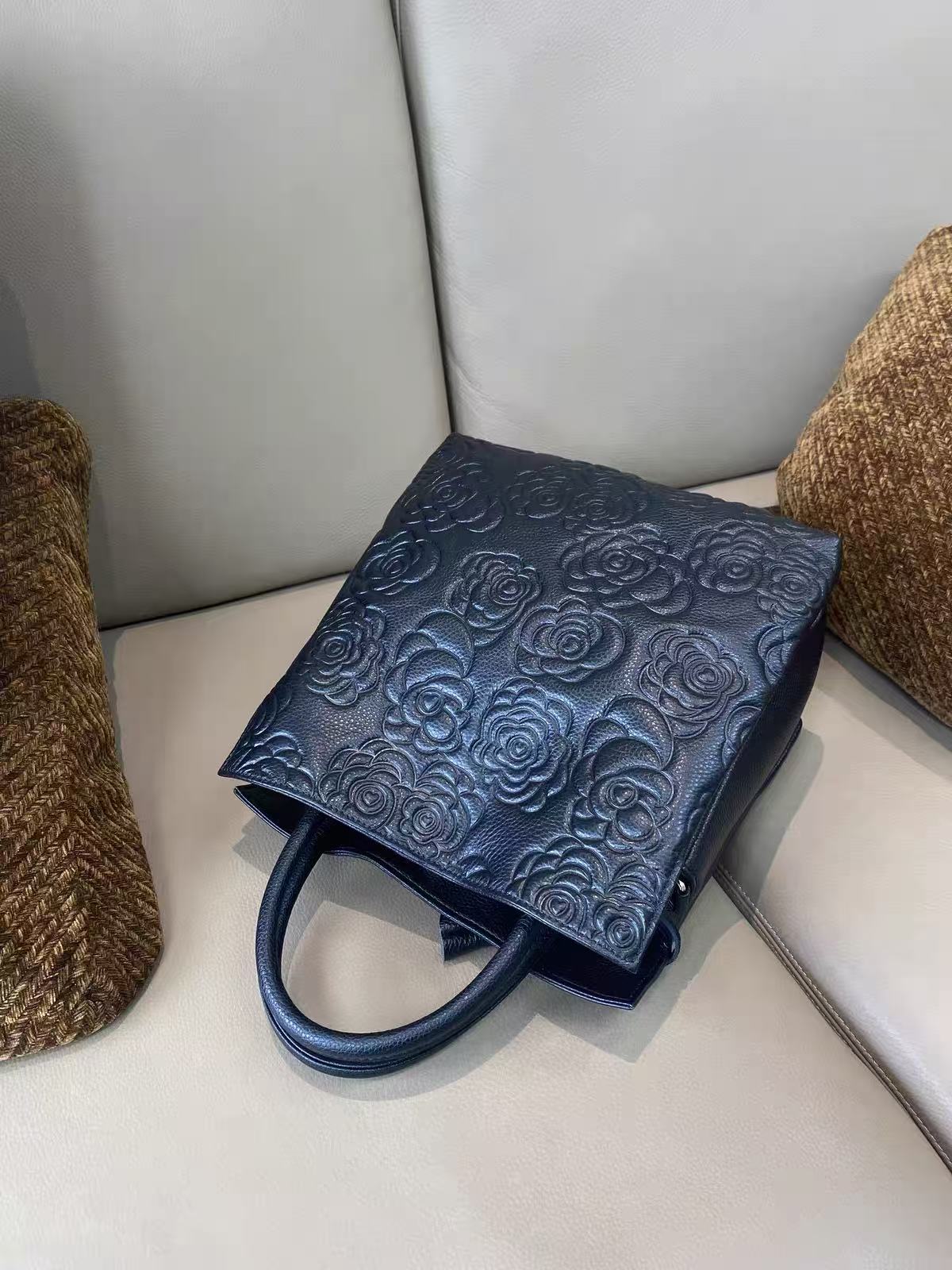 Women's Black Genuine Leather Floral Embossed Crossbody Tote Bag photo review