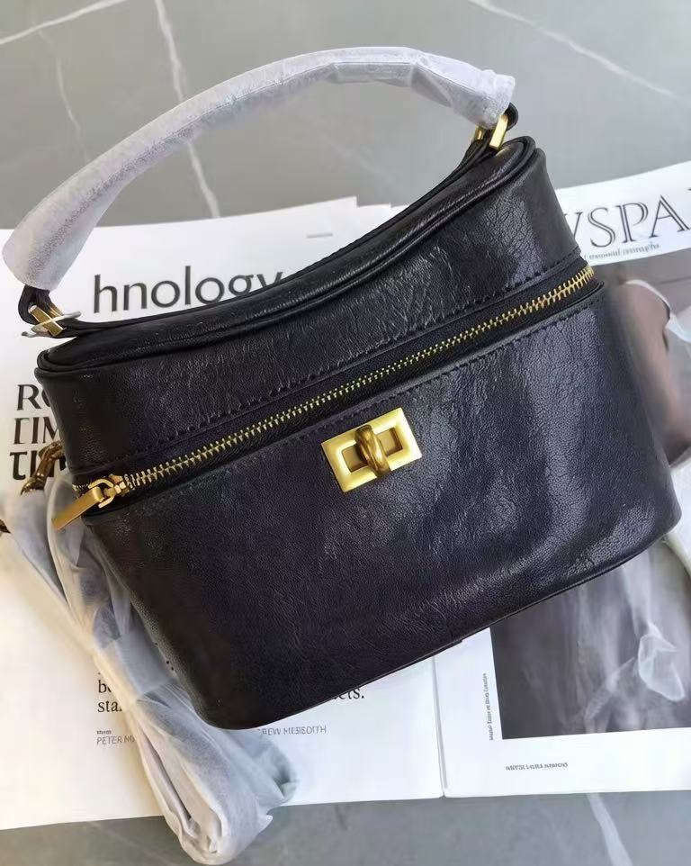 Sac à main vintage en cuir pleine fleur avec fermeture à glissière et poignée épaule en or photo review