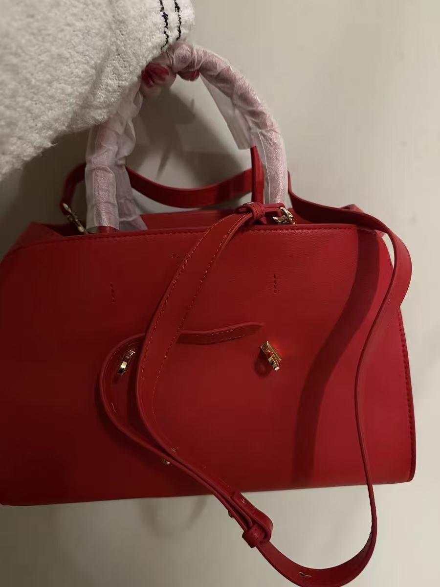 Sac à bandoulière ovale en cuir pour femmes, avec poignée supérieure en métal doré photo review