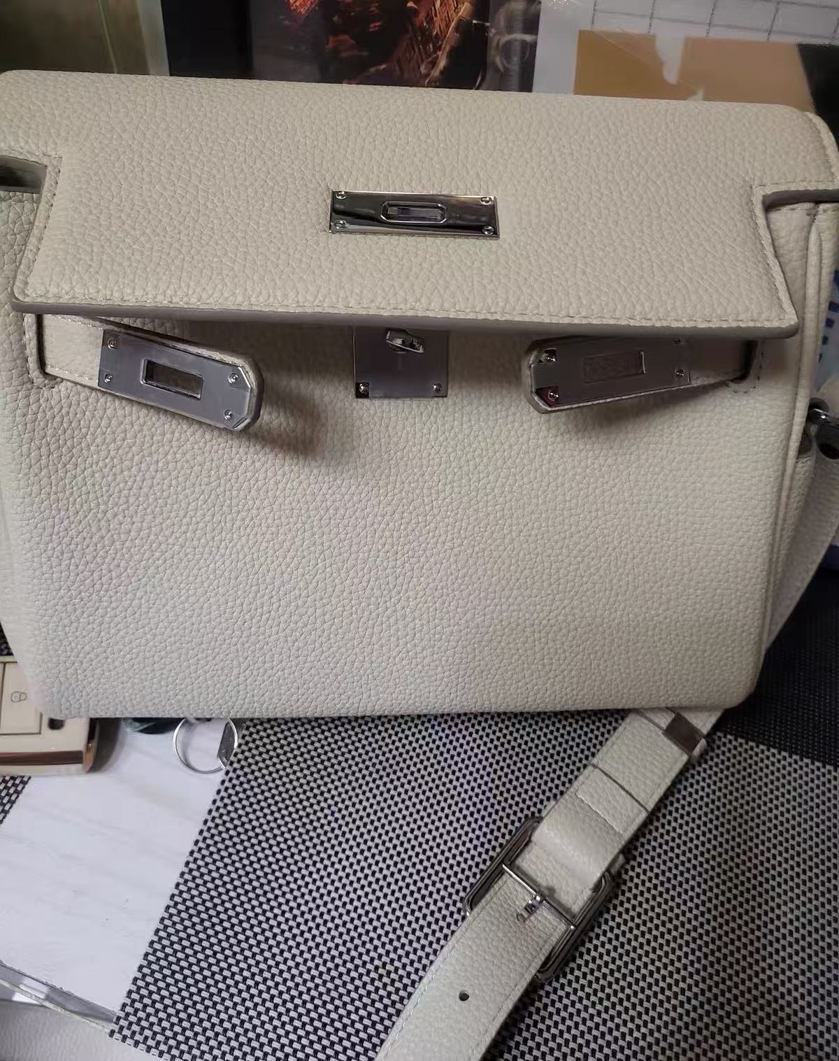 Women's Minimalist Full-Grain Leather Lock Close Crossbody Bag In Silver Hardware photo review