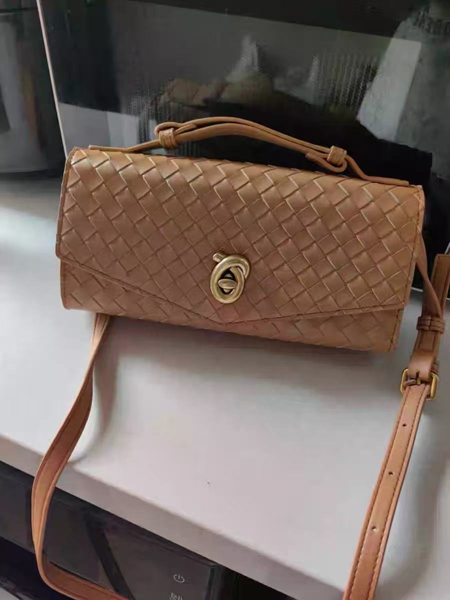 Minimalistische gewebte Damen Clutch Tasche mit geteiltem Ledergriff photo review