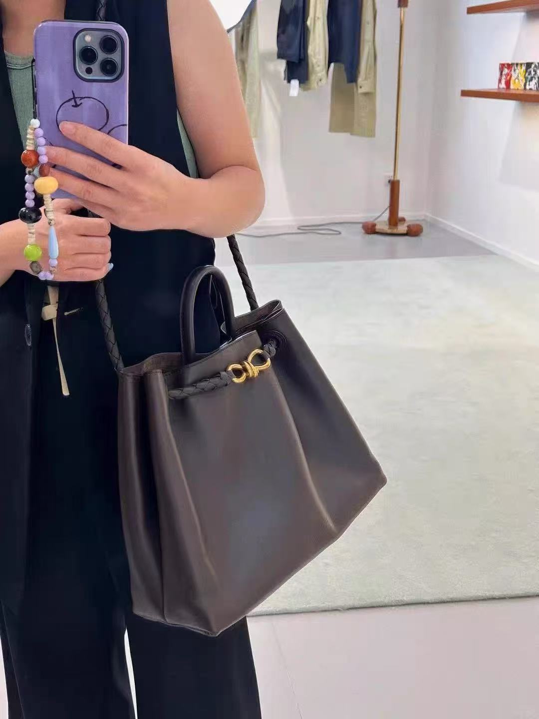 Minimalistische Damen Umhängetasche aus echtem Leder mit Schleifenverschluss photo review