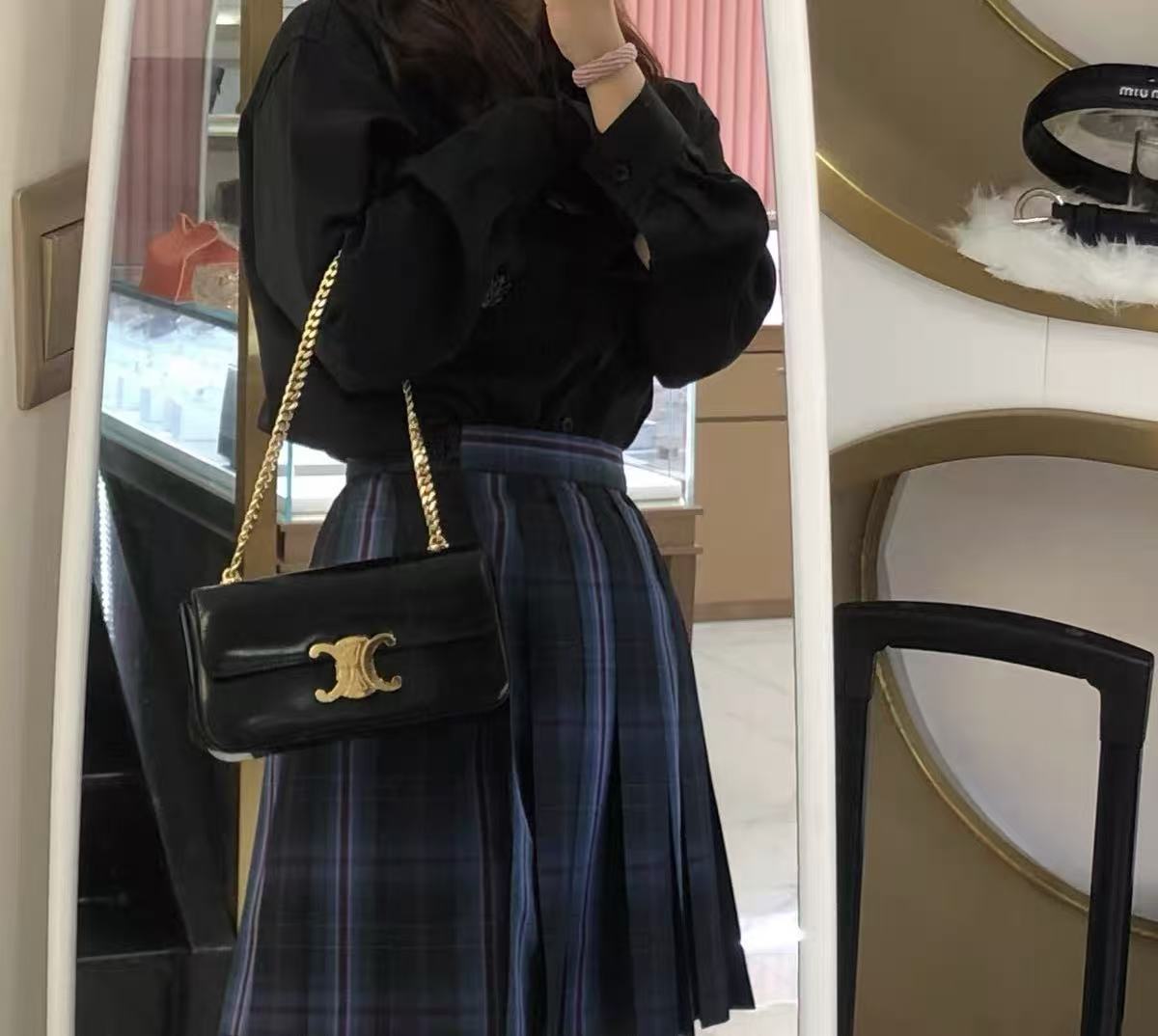 Minimalistische Leder-Kettenriemen-Kreuzbeuteltasche für Frauen mit bogenförmiger Verschlussschließe photo review