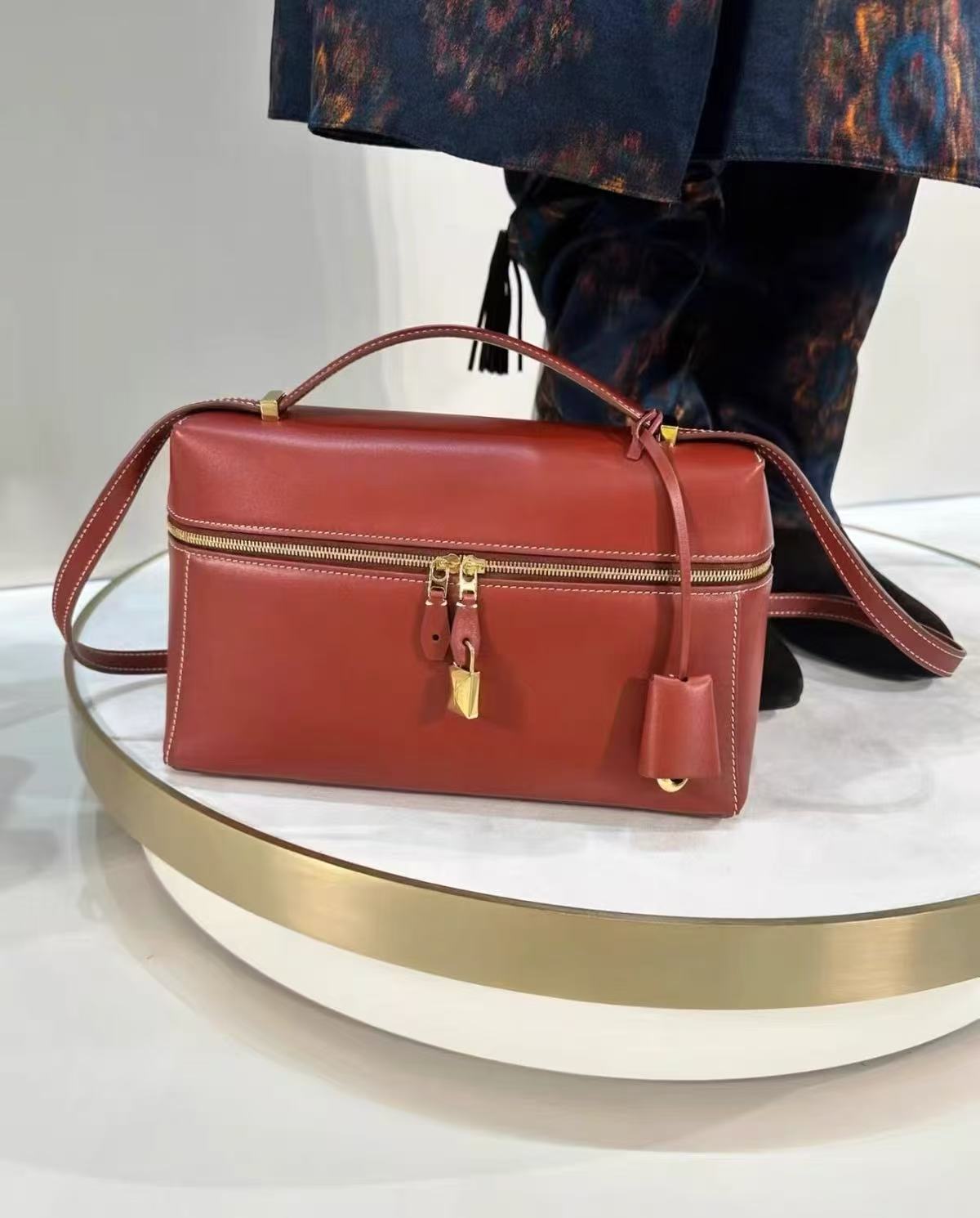 Minimalistische Damen Box aus echtem Leder Schulter-Top-Griff Tasche in Gold Hardware photo review
