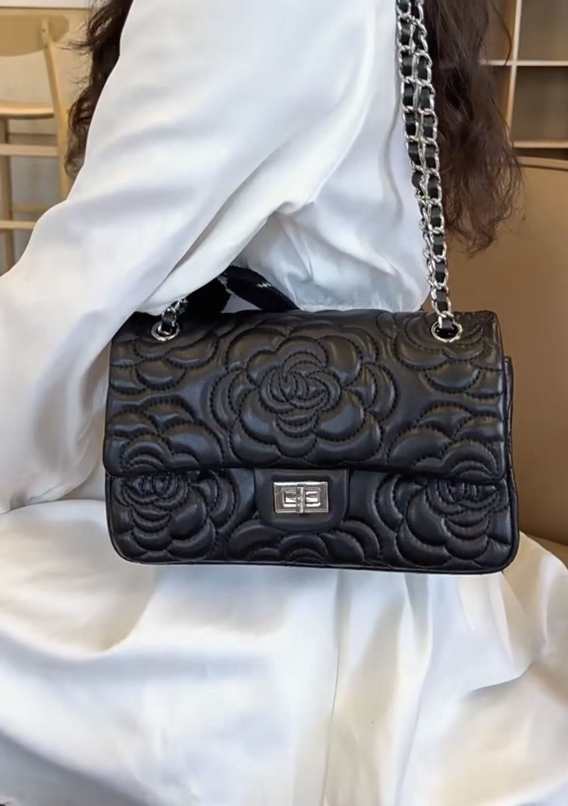 Damen Lammfell Kamelie Gesteppte Kette Crossbody Umhängetasche In Silber Hardware photo review