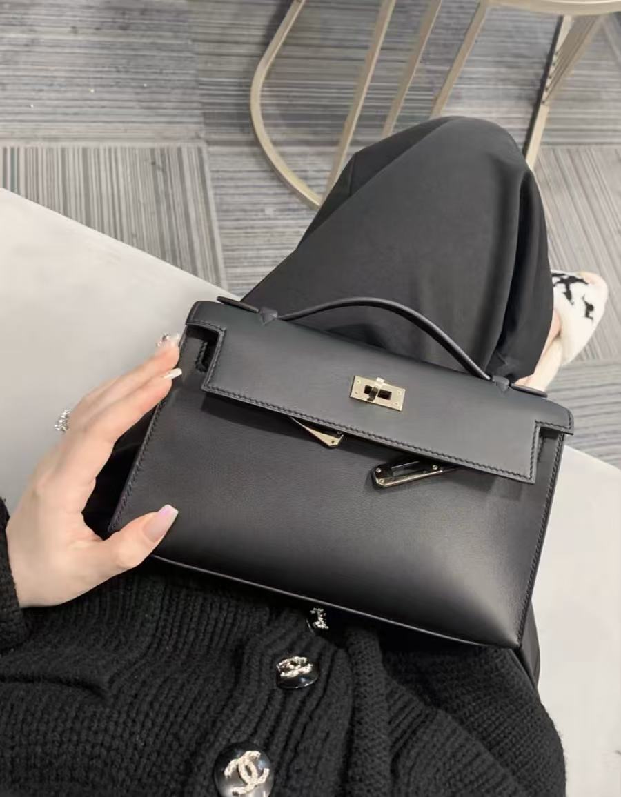 Women's Vintage Top-Grain Leather Crossbody Chain Handbag In Silver Lock photo review