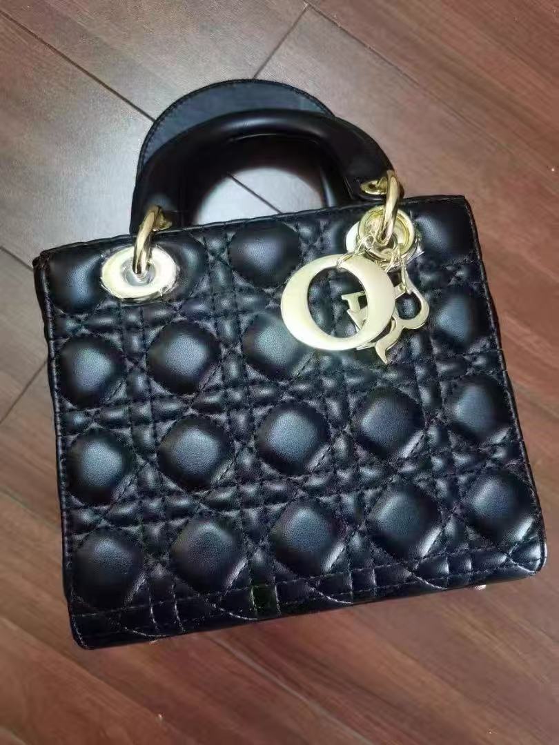 Kleine gesteppte minimalistische Damenhandtasche mit goldener Hardware photo review