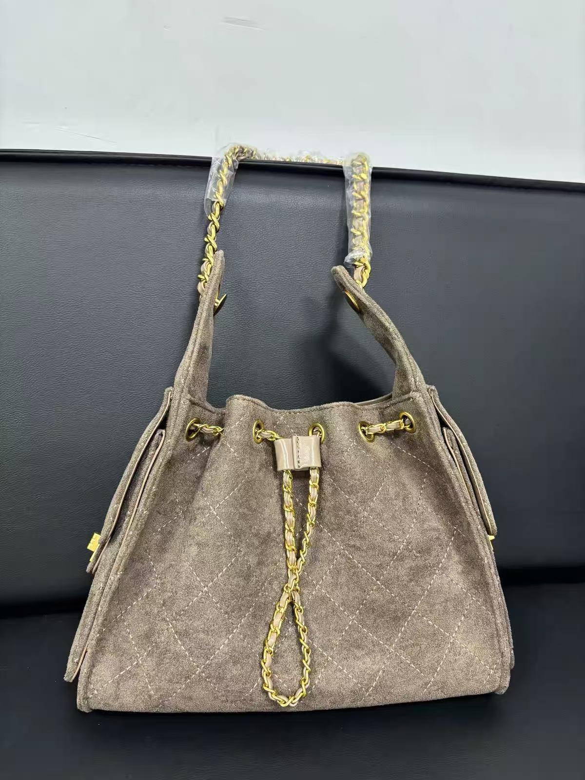Damen Stepptasche aus Wildleder Kette Schulter Tasche In Gold Hardware photo review