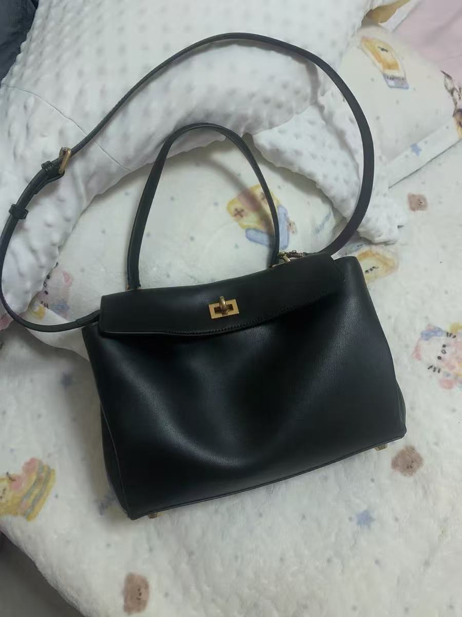 Women's Minimalist Top-Grain Leather Shoulder Handbag with Gold Hardware photo review