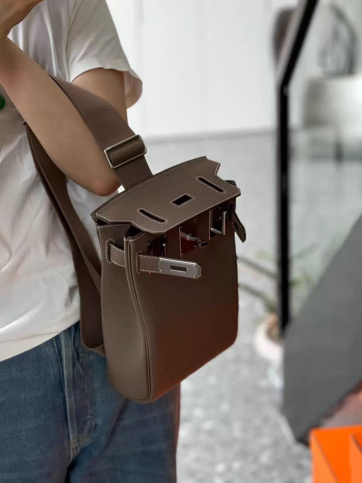 Women's Minimalist Full-Grain Leather Sling Bag In Silver Hardware photo review