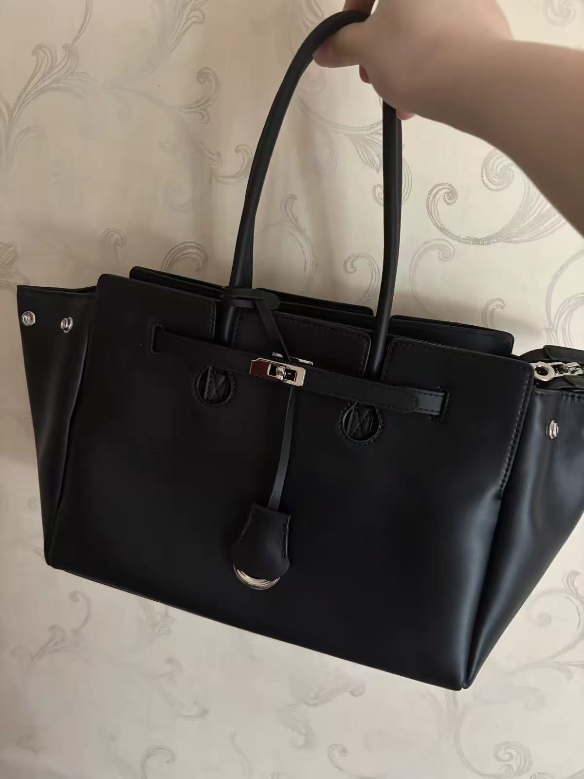 Women's Leather Minimalist Shoulder Tote Bag With Silver Lock Hardware photo review