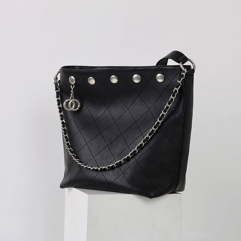 Sac à dos noir en cuir d'agneau matelassé avec bandoulière en métal argenté