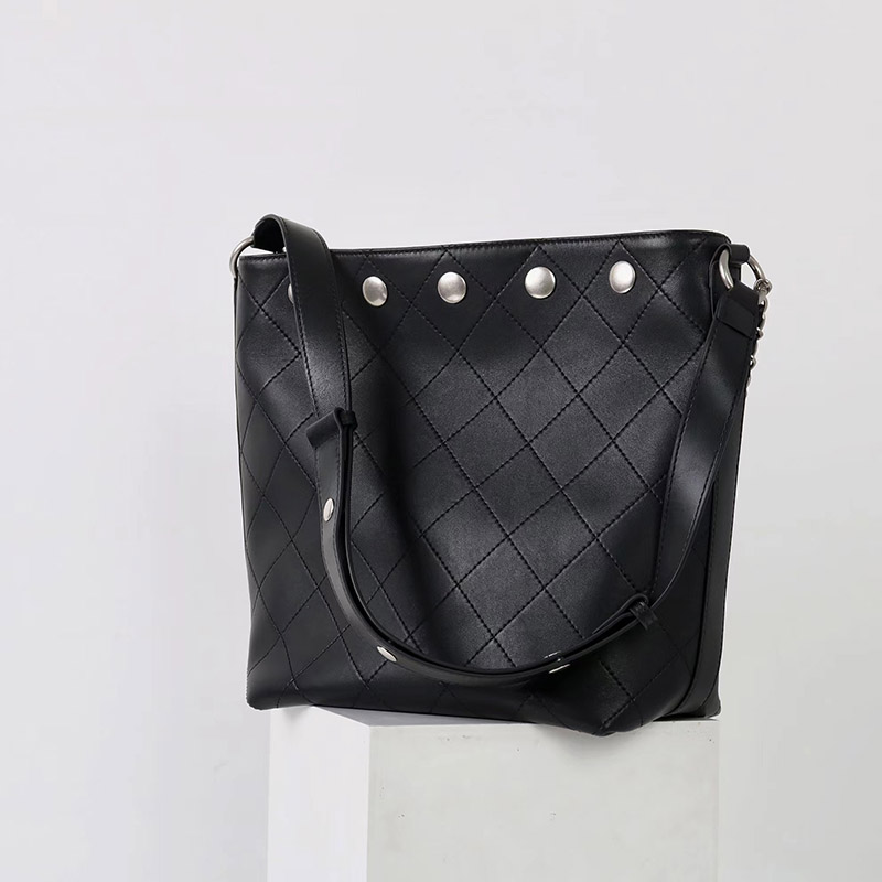 Sac à dos noir en cuir d'agneau matelassé avec bandoulière en métal argenté