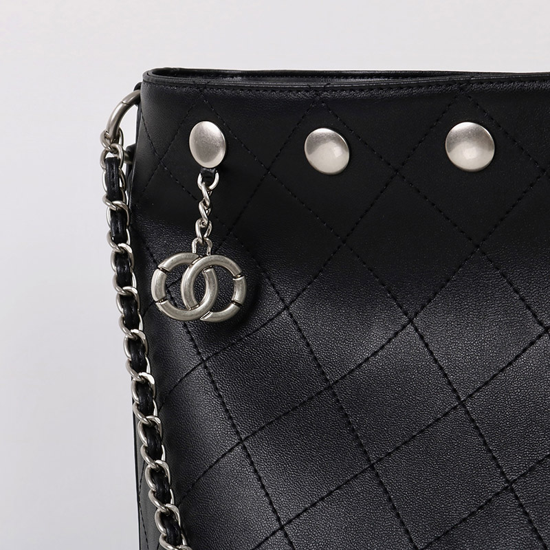 Sac à dos noir en cuir d'agneau matelassé avec bandoulière en métal argenté