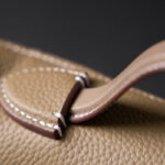 Sac à main en cuir pleine fleur avec fermeture Twist Lock et bandoulière pour femmes