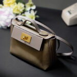 Sac à main en cuir pleine fleur avec fermeture Twist Lock et bandoulière pour femmes