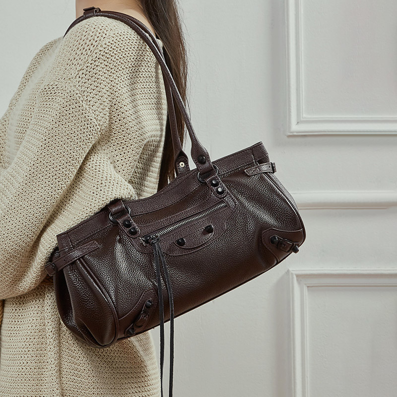 Damen Vollnarbenleder Nieten Akzent Reißverschluss Schulter Baguette Tasche