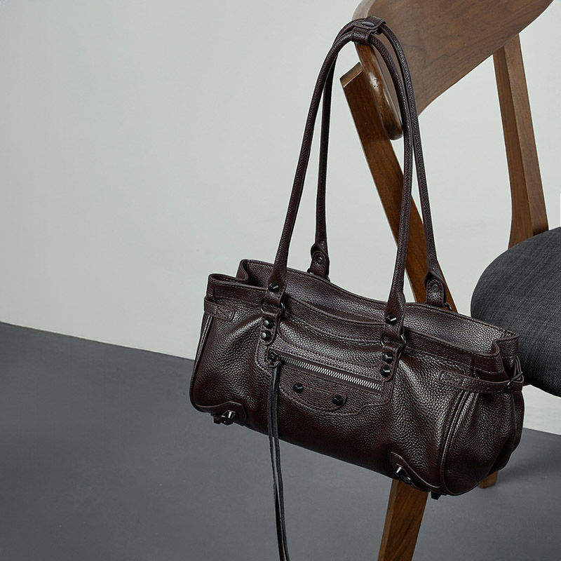 Damen Vollnarbenleder Nieten Akzent Reißverschluss Schulter Baguette Tasche