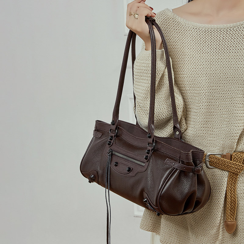 Damen Vollnarbenleder Nieten Akzent Reißverschluss Schulter Baguette Tasche