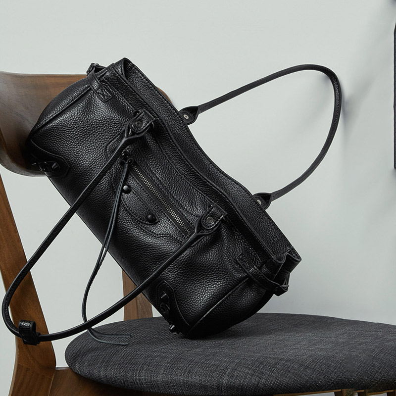 Damen Vollnarbenleder Nieten Akzent Reißverschluss Schulter Baguette Tasche