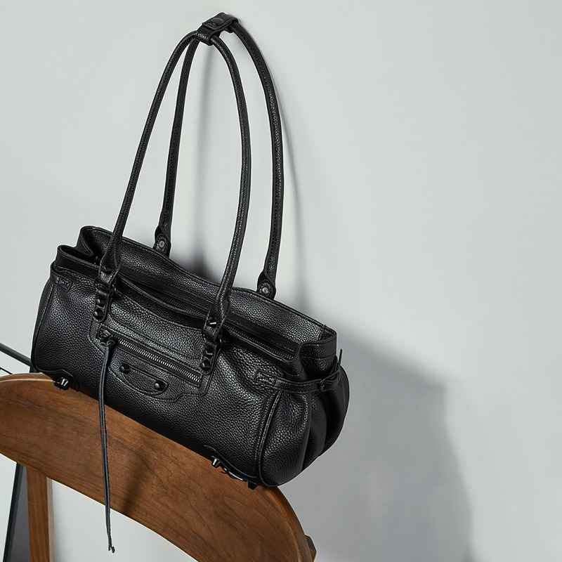 Damen Vollnarbenleder Nieten Akzent Reißverschluss Schulter Baguette Tasche