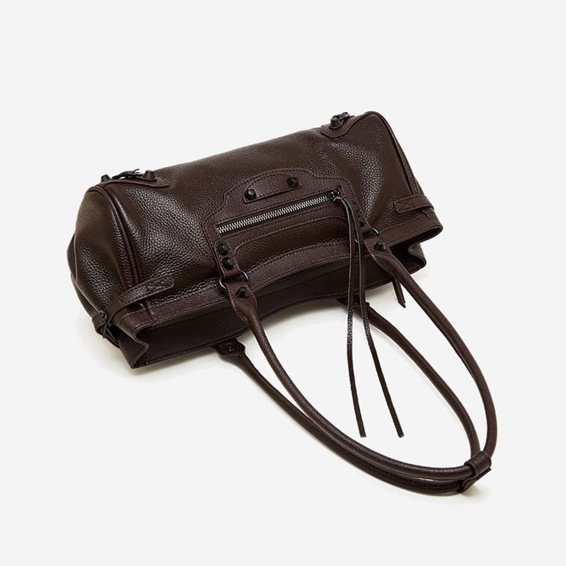 Damen Vollnarbenleder Nieten Akzent Reißverschluss Schulter Baguette Tasche