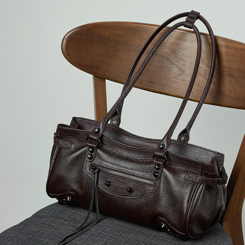 Damen Vollnarbenleder Nieten Akzent Reißverschluss Schulter Baguette Tasche