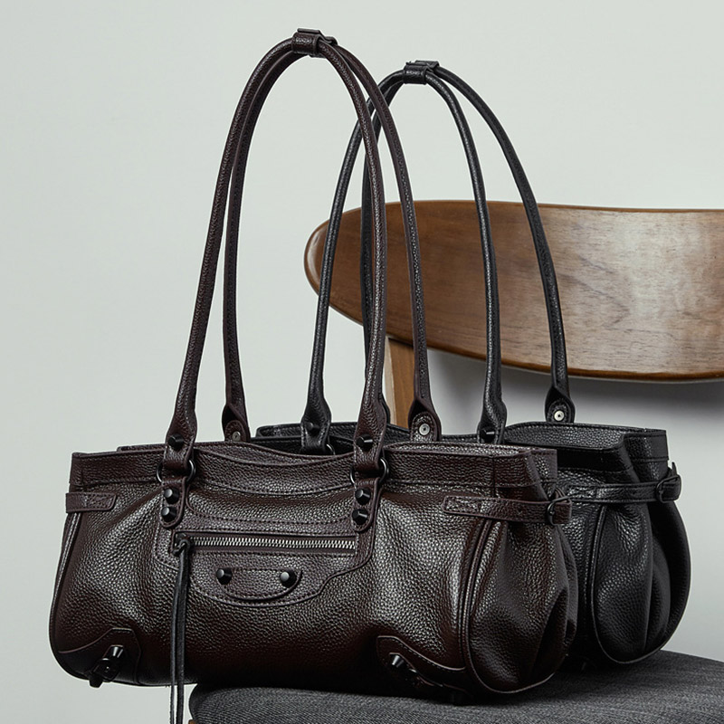 Damen Vollnarbenleder Nieten Akzent Reißverschluss Schulter Baguette Tasche