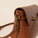 Sac à bandoulière à boucle en cuir de grain supérieur pour femmes