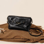 Sac à bandoulière à boucle en cuir de grain supérieur pour femmes