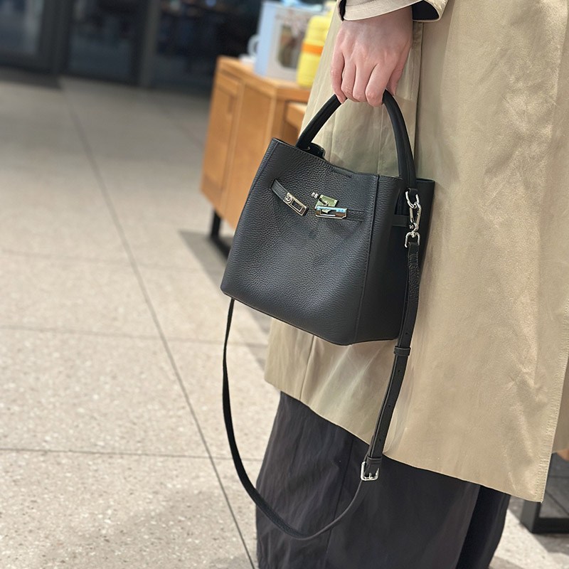 Women's Vintage Full-Grain Leather Turn Lock Bucket Bag with Crossbody Strap