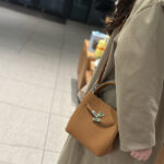 Women's Vintage Full-Grain Leather Turn Lock Bucket Bag with Crossbody Strap