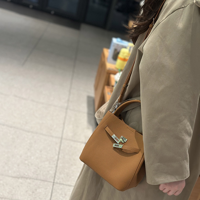 Women's Vintage Full-Grain Leather Turn Lock Bucket Bag with Crossbody Strap