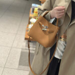 Women's Vintage Full-Grain Leather Turn Lock Bucket Bag with Crossbody Strap