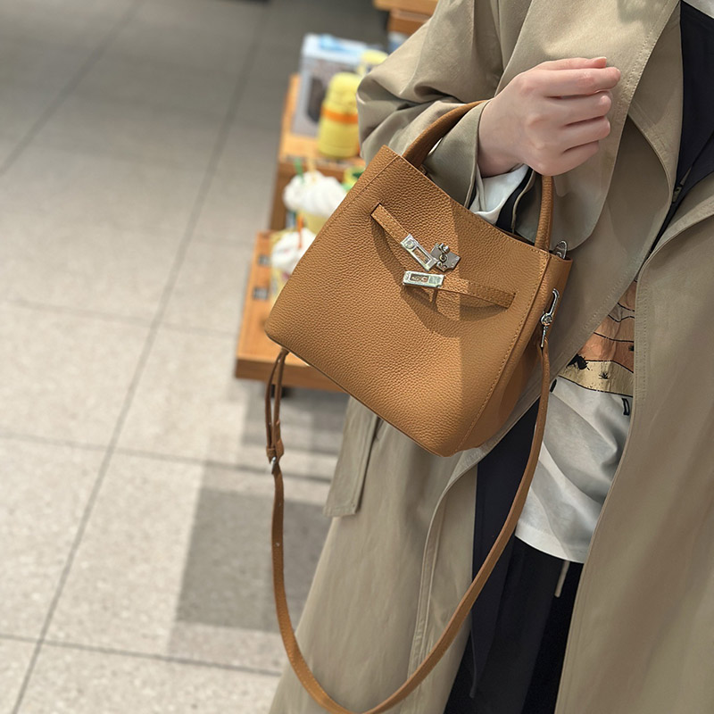 Women's Vintage Full-Grain Leather Turn Lock Bucket Bag with Crossbody Strap