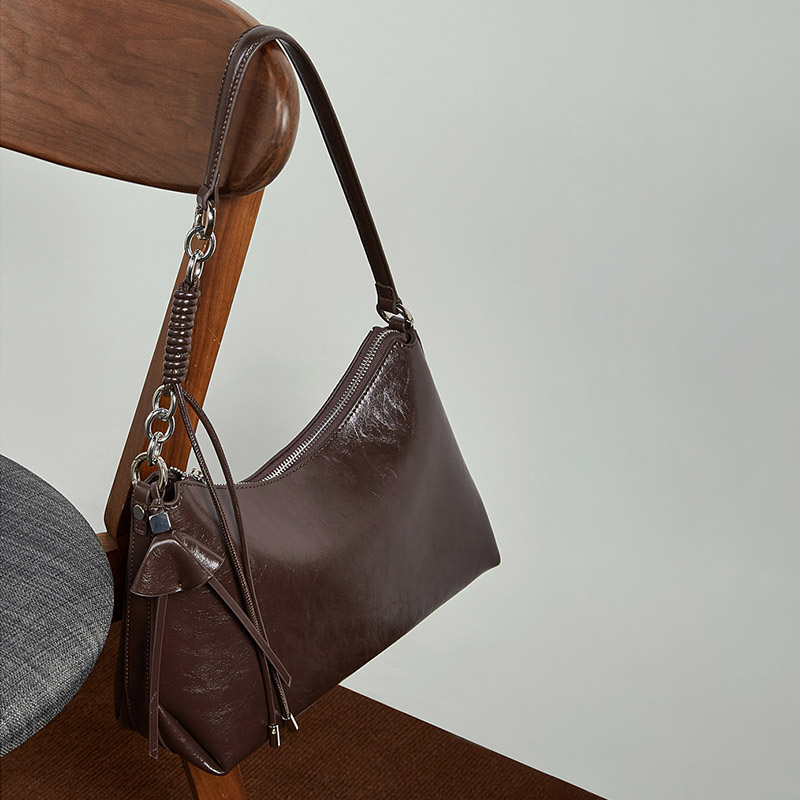 Sac à bandoulière en cuir vintage à coussin pour femmes, avec accessoires en argent