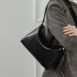 Sac à bandoulière en cuir vintage à coussin pour femmes, avec accessoires en argent