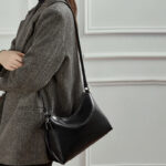 Sac à bandoulière en cuir vintage à coussin pour femmes, avec accessoires en argent