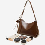 Sac à bandoulière en cuir vintage à coussin pour femmes, avec accessoires en argent