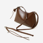 Sac à bandoulière en cuir vintage à coussin pour femmes, avec accessoires en argent