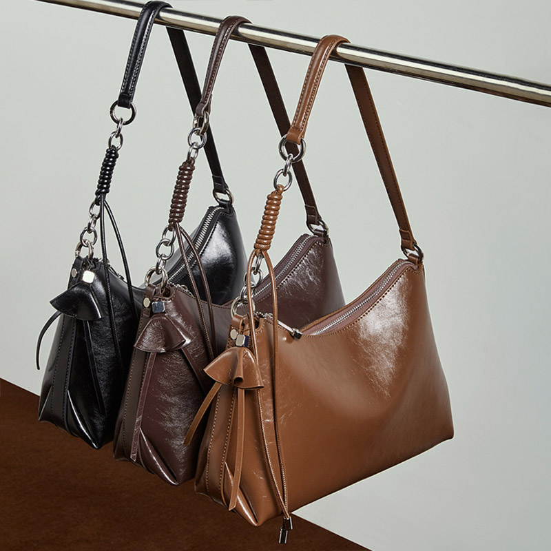 Sac à bandoulière en cuir vintage à coussin pour femmes, avec accessoires en argent