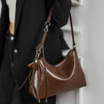 Sac à bandoulière en cuir vintage à coussin pour femmes, avec accessoires en argent