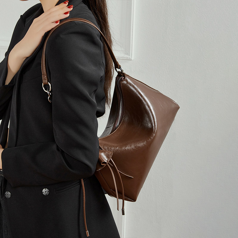Sac à bandoulière en cuir vintage à coussin pour femmes, avec accessoires en argent