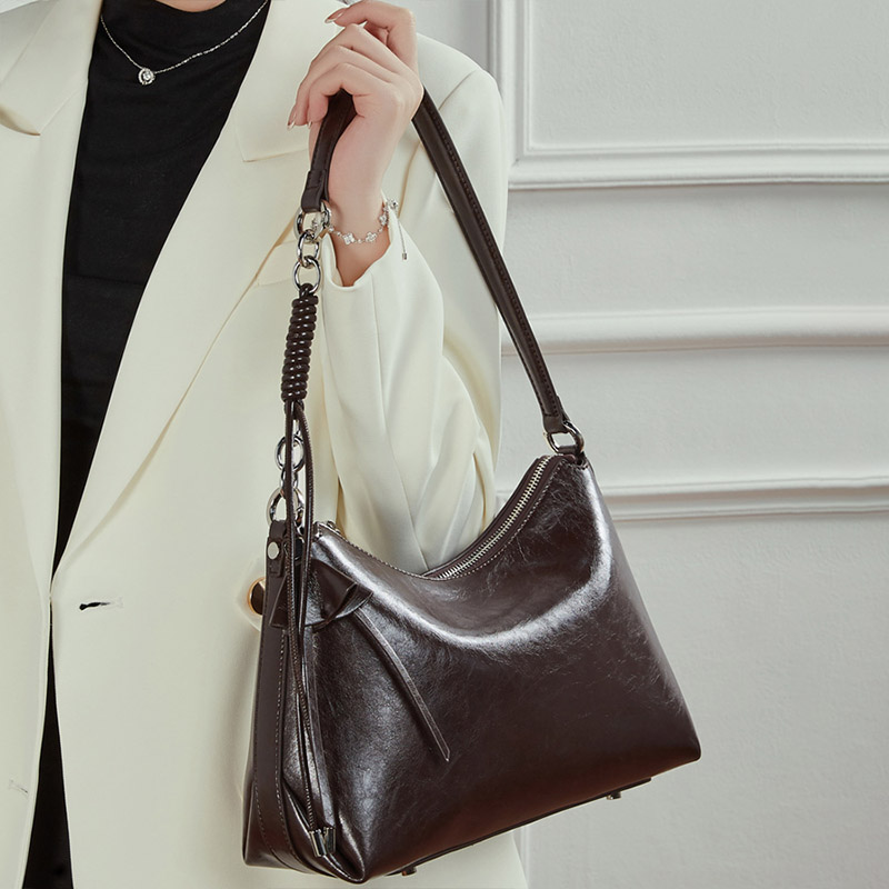 Sac à bandoulière en cuir vintage à coussin pour femmes, avec accessoires en argent