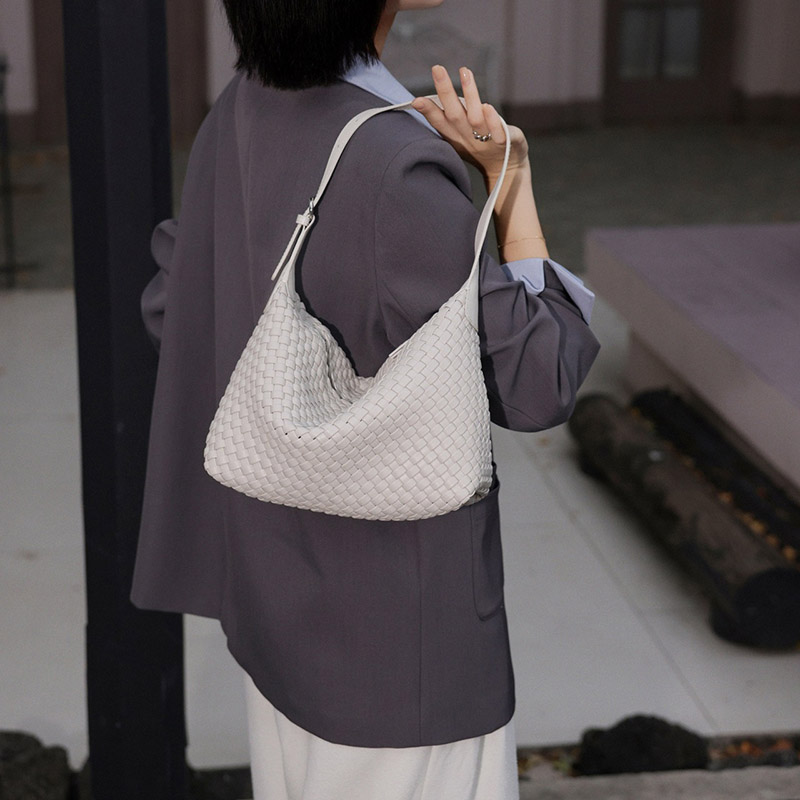 Sac hobo à bandoulière en cuir de vache tissé avec fermeture à glissière pour femmes