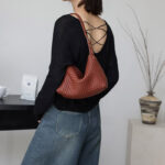 Sac hobo à bandoulière en cuir de vache tissé avec fermeture à glissière pour femmes