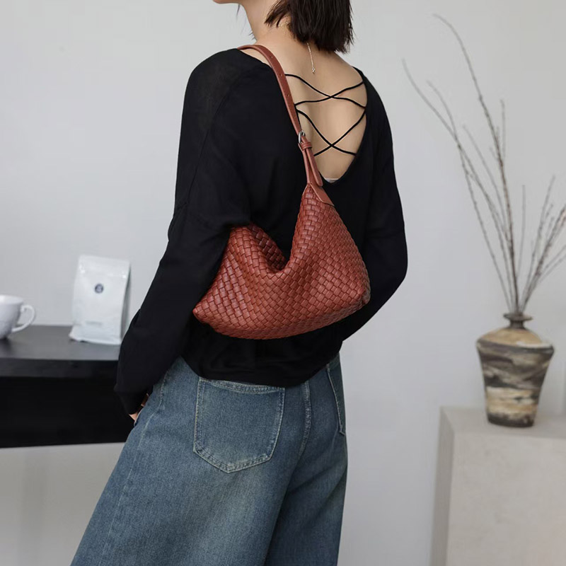 Sac hobo à bandoulière en cuir de vache tissé avec fermeture à glissière pour femmes